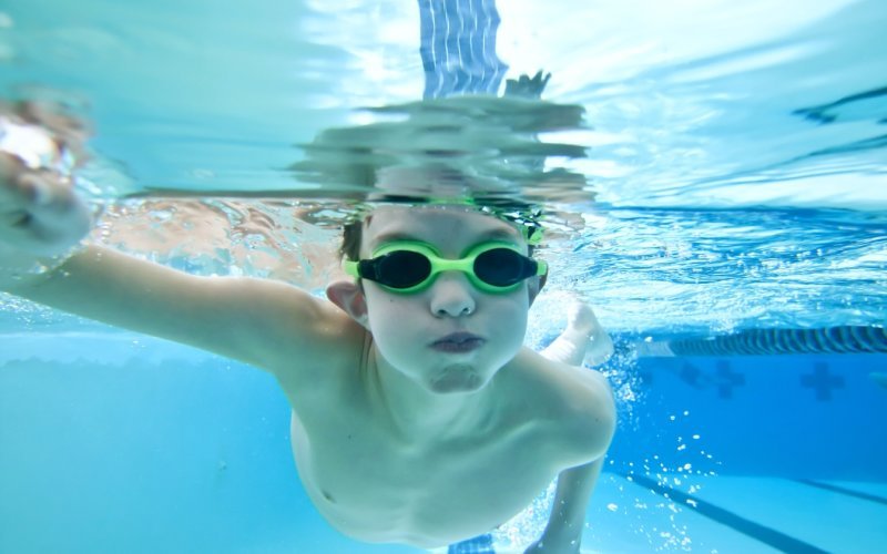 Enfant à la piscine